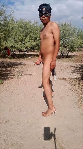 linda sexytrans toda desnuda con tacones y plug anal le gusta que la veas disfrutala