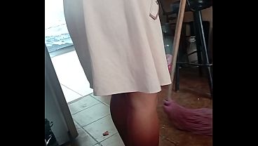 Me dijo que su patr&oacute_n no estaba y la met&iacute_ al ba&ntilde_o pero ya estaba mojada