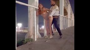 PAREJA COGIENDO EN EL PUENTE