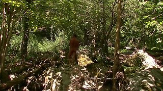 Je me balade nu dans la nature sauvage.
