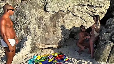 Meti com a travesti ninfeta na praia junto com a maior buceta do Brasil