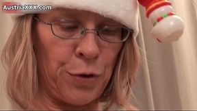 Nasty mature slut gets her wet pussy