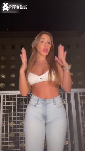 Curvy solo babe teases in braless jeans
