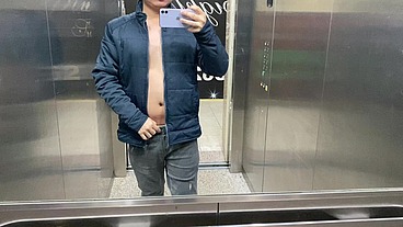 Risky masturbation in elevator with hot cumshot