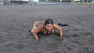 Curvy Mommy Is Playing With Her Boobs On the Beach!