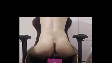 Sexo anal en una silla