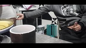 ere&ccedil_&atilde_o ao me deparar com empregada de shortinho curto! Ser&aacute_ que ela quer provocar?