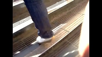 Culazo de madura subiendo escaleras!!// Mature ass in ladders