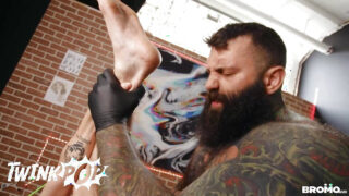 Sexo oral, masturbação, fantasia – Lev Ivankov e Markus Kage tatuados com pênis enormes transando no cu