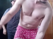 Hetero se deja desnudar y adorar mientras corto su pelo