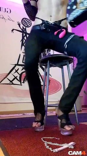 Une Bombe De Trav Francaise Fait Un Striptease En Live. Cage De Chastete Vanessabitchx Parisciennetrvprod91 Cam4