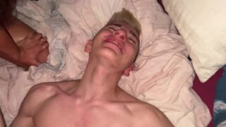 Gostosa safada recebe uma penetração anal profunda e leva uma gozada na cara