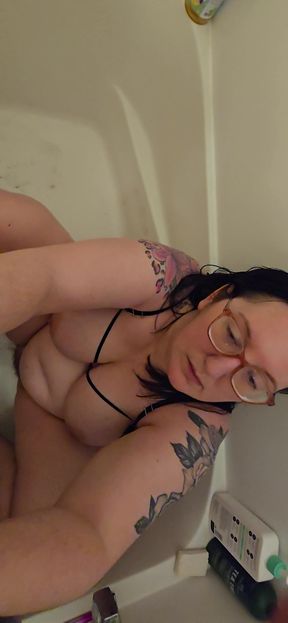 Mature Milf gives hardcore blowjob &amp; begs for cum all over