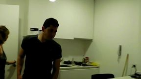 un amiguito de mi hijastro lo viene a buscar y mi hermanastra le hace dejar la leche en su culo