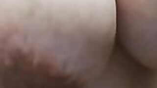 Pregnant bbw oiling her body