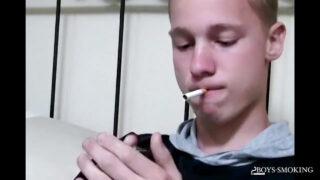 Masturbation, éjaculation, fumer – film fétichiste de putes gays amateurs se faisant sodomiser