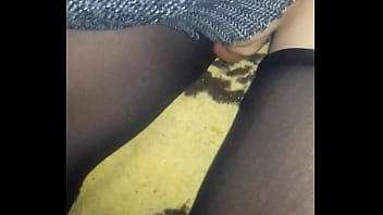 Le quito los zapatos y le toco las piernas
