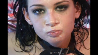 Sânii masivi ai lui Tory Lane sar în latex în timp ce este futută în anus într-un trio înainte de a înghiți sperma