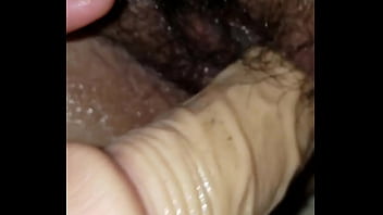 Se mete dildo 25cm y se viene rapido