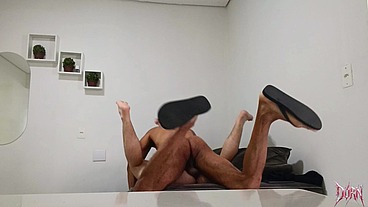 Meu sogro me pediu ajuda pra instalar a internet e instalou a pica no meu rabo