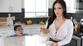 Mom Wants To Breed featuring Jennifer White's milf smut