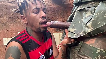Deu o cu pro milico atrás do quartel, e ficou com o cu cheio de porra.