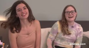 Mädels-Tags zu viert - Intime Details, a hot brunette with glasses rubs her shaved pussy in a public four