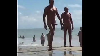 Coroa com o pau enorme caminhando na praia