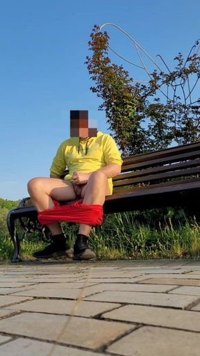 Hot Risky Jerkoff in Park