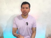 Hombre maduro recibe masaje del mejor amigo de su hijo y termina pagandole con verga