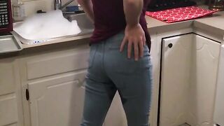 RachelHH22 Peeing into leggings while doing dishes and smoking