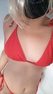 Modelando mi nuevo bikini rojo