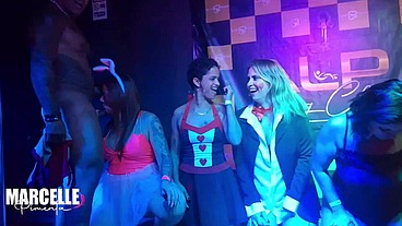 Grupo de meninas transando com stripper no palco da boate