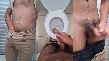 Novinho se masturbando no banheiro do escritório da chefe