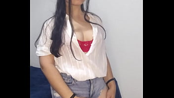 Debora Mendes brinca de tirar a roupa e quase mostra tudo