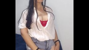 Debora Mendes brinca de tirar a roupa e quase mostra tudo