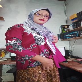 Sexy Hijab Shemale Mitha Zhe Masturbates Cock