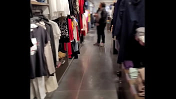 J&#039_ouvre mon gilet dans le magasin