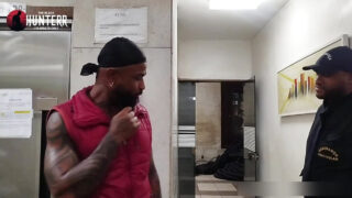 Amateuristische, getatoeëerde, homoseksuele mannen in uniformen aanbidden enorme zwarte penissen voordat ze intens anaal worden gepenetreerd.