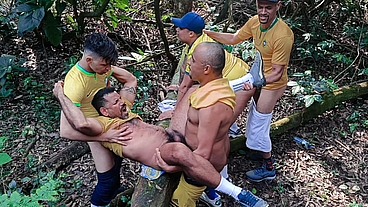 No final do jogo do Brasil todos foram terminar a festa no meio da mata fudendo gostoso