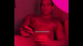 Macho gostoso testando a luz do quarto