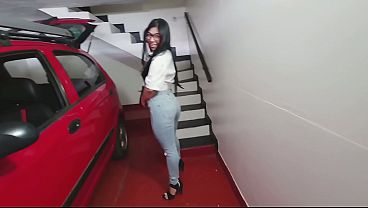 PRIMERA PARTE invito a mi amiga latina a follar en el parqueadero p&uacute_blico .. se deja FOLLAR EL CULO y recibe leche en la cara es una angel