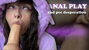 This split tongue girl can't hold anal fuck and peeing on himself