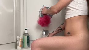 4’11’’ Goddess Tiny shaves her legs in the bath
