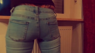 Beim Fenster putzen in die Jeans gepisst
