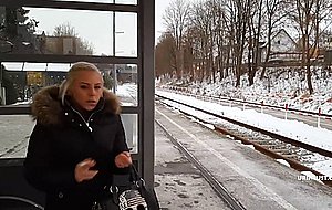 Natursektspiele auf dem bahnhofsklo