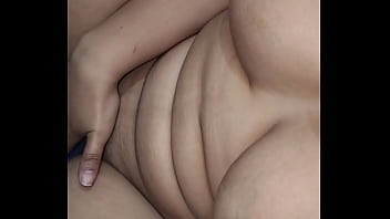 Encuentro a la vecina culona masturb&aacute_ndose y me invita a pasarla rico