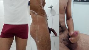 novinho gostoso tomando banho e brincando com o pau ate dar vontade de gozar muito leite