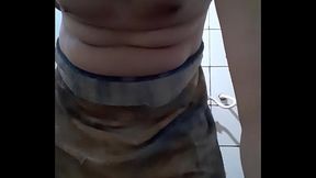 Eu dan&ccedil_ando e exibindo minha bunda no banheiro