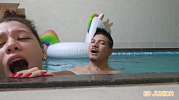 ATRIZ NINFOMANIACA FUDENDO NA PISCINA COM ATOR NO INTERVALO DE GRAVA&Ccedil_&Atilde_O